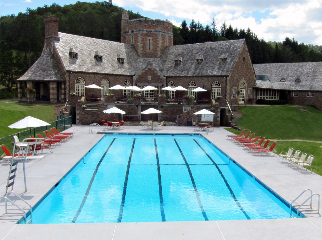 Pool & Clubhouse